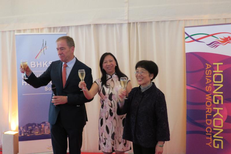 香港駐布魯塞爾經濟貿易辦事處在中華人民共和國駐歐盟使團（中國駐歐盟使團）的支持下，於六月二十九日（布魯塞爾時間）在比利時首都布魯塞爾的香港官邸舉行香港特別行政區成立二十周年慶祝酒會。參與慶祝香港特別行政區成立二十週年祝酒儀式包括中國駐歐盟使團團長楊燕怡（右），香港駐歐洲聯盟特派代表林雪麗（中）及比利時—香港協會會長Piet Steel（左）。