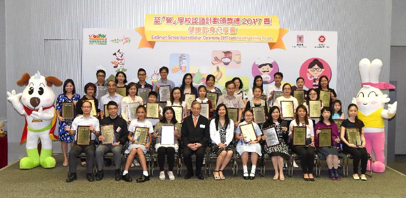 The EatSmart School Accreditation Ceremony 2017 cum Healthy Eating Forum is held today (July 4). The Assistant Director of Health (Health Promotion), Dr Anne Fung (first row, sixth right) and the Principal Assistant Secretary (Curriculum Development) of the Education Bureau, Mr Sheridan Lee (first row, fifth left) are pictured with representatives of EatSmart Schools.
