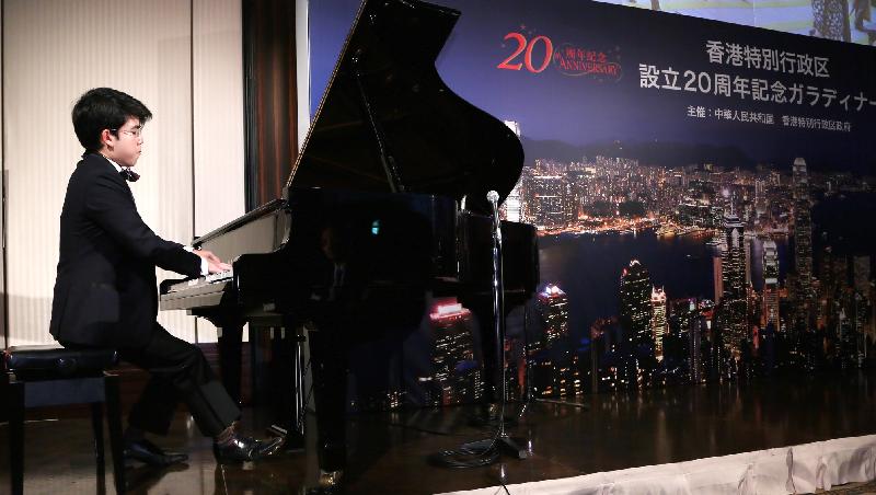 香港青年鋼琴演奏家沈靖韜今日（七月五日）在東京舉行的慶祝香港特別行政區成立二十周年晚宴上演奏。