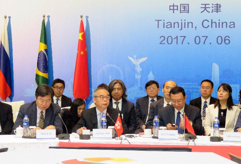 The Minister of Culture, Mr Luo Shugang (front row, right), and the Secretary for Home Affairs, Mr Lau Kong-wah (front row, centre), today (July 6) attended the Second Meeting of BRICS Ministers of Culture in Tianjin. Photo shows Mr Lau delivering a speech at the meeting.