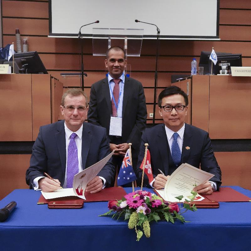 The Commissioner of Customs and Excise, Mr Hermes Tang, attended the 129th/130th Council Sessions of the World Customs Organization (WCO) held in Brussels, Belgium today (July 6, Brussels time) and signed the Mutual Recognition Arrangement (MRA) with the Acting Commissioner of the Australian Border Force, Department of Immigration and Border Protection, Mr Michael Outram. Photo shows Mr Tang (right) and Mr Outram (left) signing the arrangement, witnessed by the WCO Asia/Pacific Vice Chair, Mr Visvanath Das.