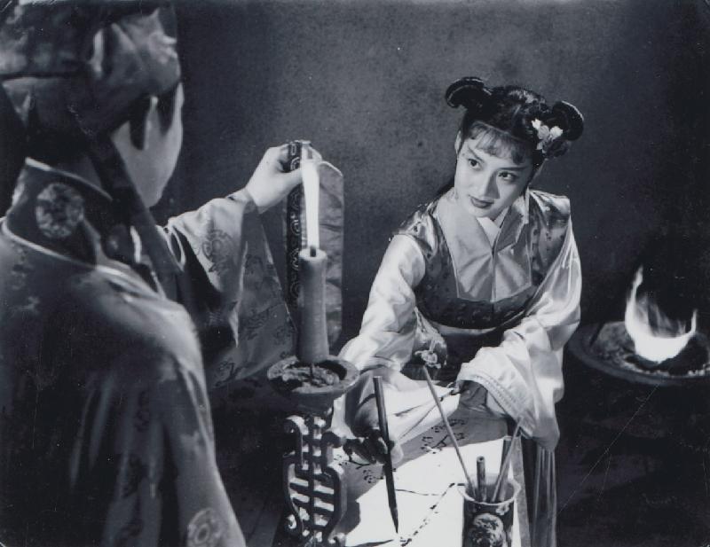 康樂及文化事務署香港電影資料館的「瑰寶情尋」系列，今期將以「繾綣人間」為題，於八月六日至明年三月四日選映八部鬼魅電影。圖為《人鬼戀》（1954）劇照。