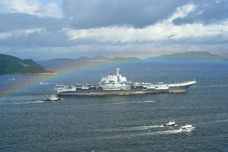 中國人民解放軍海軍遼寧艦編隊今日（七月七日）至七月十一日停靠香港。圖示編隊今日上午抵港情況。