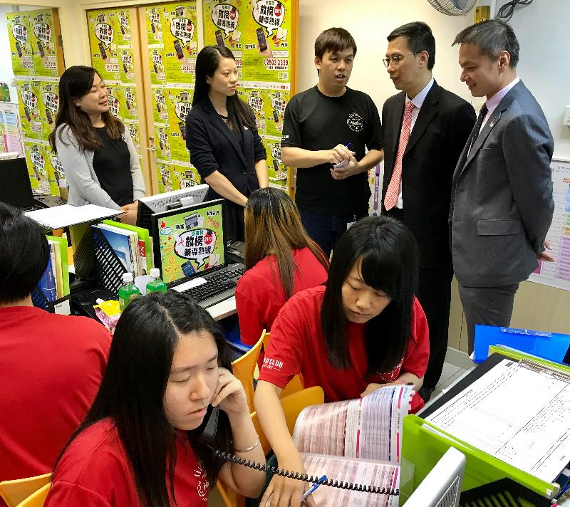 The Secretary for Education, Mr Kevin Yeung (second right), visits the Hok Yau Club's Student Guidance Centre this afternoon (July 7) and is briefed by the Director of the Centre, Mr Ng Po-shing (first right), on the Centre's services, which include a dedicated counseling hotline 2503 3399 to provide study information and emotional support for current-year candidates of the Hong Kong Diploma of Secondary Education Examination.
       