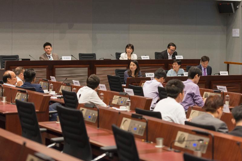 Members of the Legislative Council (LegCo) and Kowloon City District Council discuss the issue concerning reserving sites in the environs of Ma Tau Wai Estate for its redevelopment at a meeting at the LegCo Complex today (July 7). 