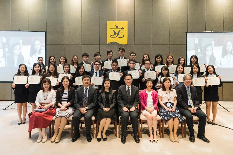 The Secretary General of the Legislative Council Secretariat, Mr Kenneth Chen (first row, fourth right) and Heads of Divisions of the Secretariat pose for a group photo with students of the 2017 internship programme today (July 7).