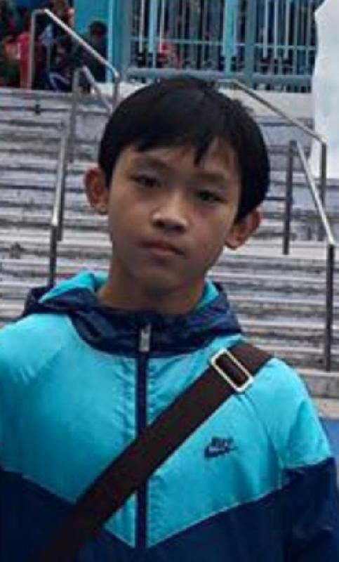 十四岁失踪男童陈浩安身高约一点六五米，体重约四十五公斤，瘦身材，尖面型，黄皮肤，蓄短直黑发。他最后露面时身穿黑色短袖上衣，黑色运动裤及黑色鞋。