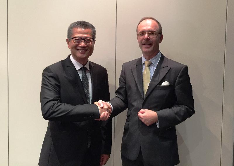 財政司司長陳茂波（左）於七月六日（漢堡時間）與德國聯邦財政部國務秘書Thomas Steffen博士（右）會面。
