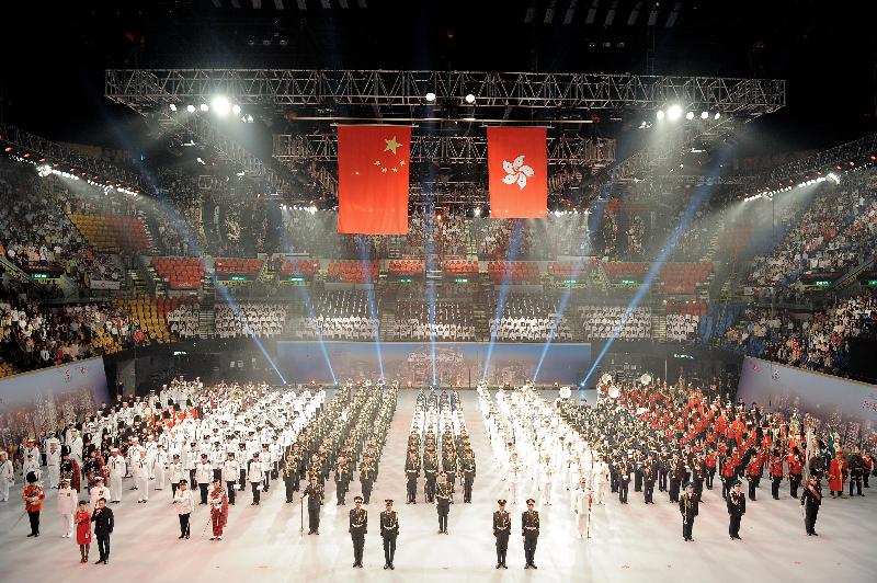 「國際軍樂匯演」七月十三至十五日（星期四至六）晚上八時在香港體育館舉行。尚有部分視線受阻的一百五十元門票公開發售。圖為二○一二年「國際軍樂匯演」的演出照片。