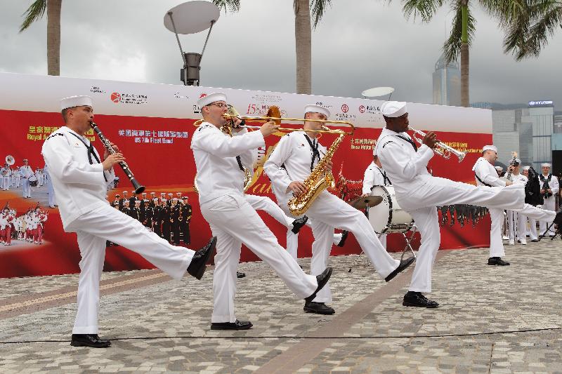 「國際軍樂匯演」戶外嘉年華七月十五及十六日（星期六及日）下午二時三十分至五時三十分在香港文化中心露天廣場舉行。圖為二○一二年舉行的「國際軍樂匯演」戶外嘉年華。