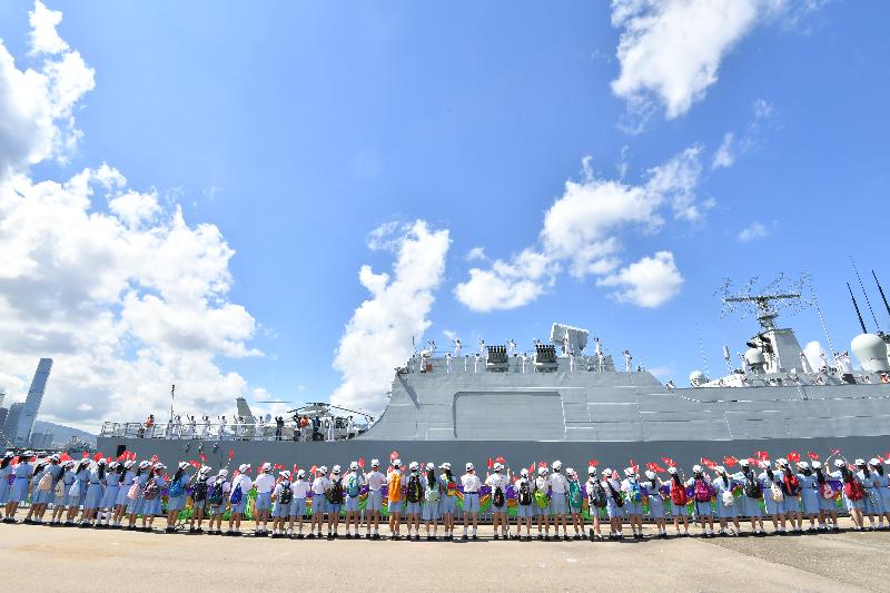昂船洲军营今早（七月十一日）举行中国人民解放军辽宁舰航母编队离港欢送仪式。图示出席仪式的学生代表向编队道别。