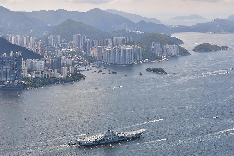 中国人民解放军航空母舰辽宁号今早（七月十一日）驶离香港。