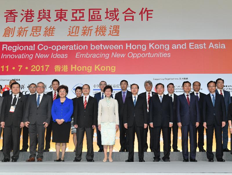 The Chief Executive, Mrs Carrie Lam, attended the Hong Kong Summit 2017 this morning (July 11), which focused on regional co-operation between Hong Kong and East Asia. Photo shows Mrs Lam (front row, fifth left); the Secretary for Constitutional and Mainland Affairs, Mr Patrick Nip (front row, first right); the Chairman of the Chinese General Chamber of Commerce, Dr Jonathan Choi (front row, fourth left); the Chairman of the China Council for the Promotion of International Trade, Mr Jiang Zengwei (front row, third right); China International Trade Representative (ministerial level) and Vice Minister of Commerce Mr Fu Ziying (front row, fourth right); Deputy Director of the Liaison Office of the Central People’s Government in the Hong Kong Special Administrative Region (HKSAR) Ms Yin Xiaojing (front row, third left); the Commissioner of the Ministry of Foreign Affairs of the People’s Republic of China in the HKSAR, Mr Xie Feng (front row, second right); and other guests at the opening ceremony.