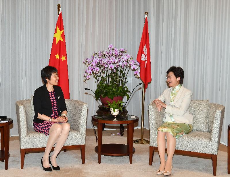 行政长官林郑月娥（右）今日（七月十一日）下午在行政长官办公室与国际民用航空组织秘书长柳芳博士（左）会面。