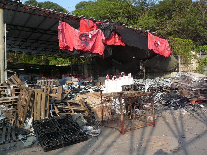 During a joint enforcement operation entitled "Operation E-change" held in December 2016, the Environmental Protection Department and relevant departments conducted surprise inspections at various open recycling sites in Yuen Long. Photo shows the poor condition of one of the recycling sites, at which dismantled hazardous electronic waste is not properly stored and pollutes the environment.