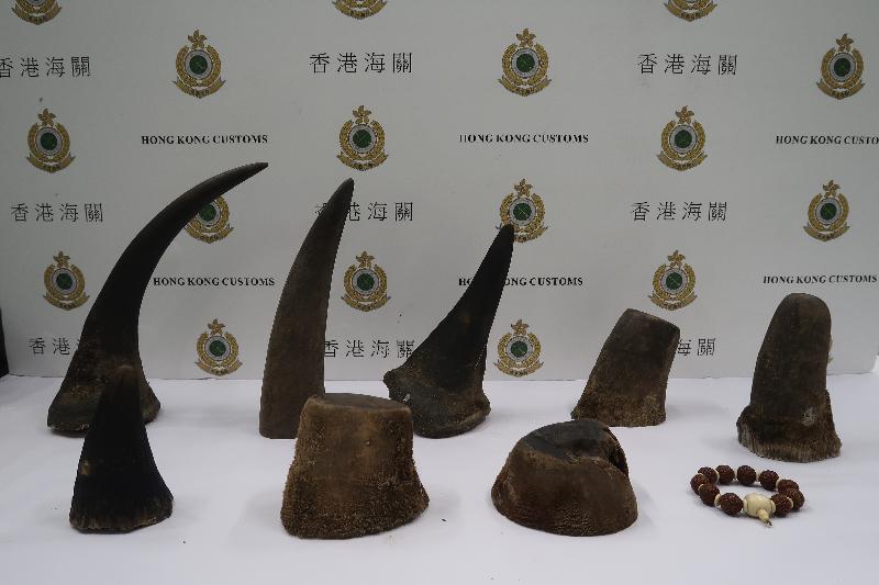 香港海关今日（七月十一日）在香港国际机场检获约八点一六公斤怀疑犀牛角及约六十克怀疑象牙制品，估计市值共约一百六十三万元。