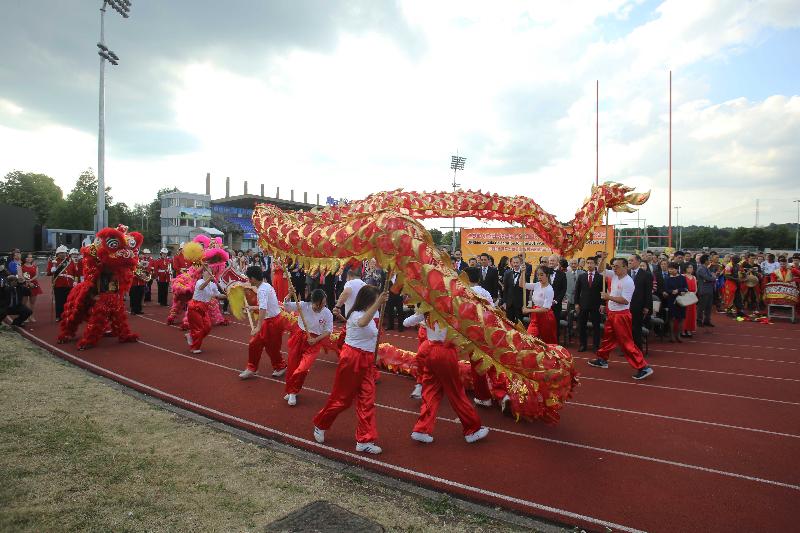 由香港驻伦敦经济贸易办事处支持的庆祝香港特别行政区成立二十周年晚会于七月九日（伦敦时间）在英国伦敦举行，晚会中有传统醒狮和舞龙助庆。