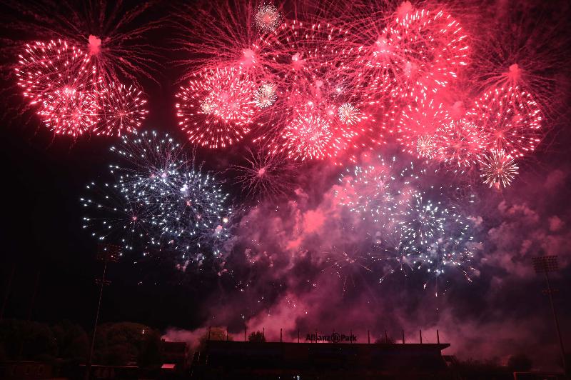 The Hong Kong 20th Anniversary Gala Dinner held in London on July 9 (London time) and supported by the Hong Kong Economic and Trade Office, London ended with a spectacular fireworks display.