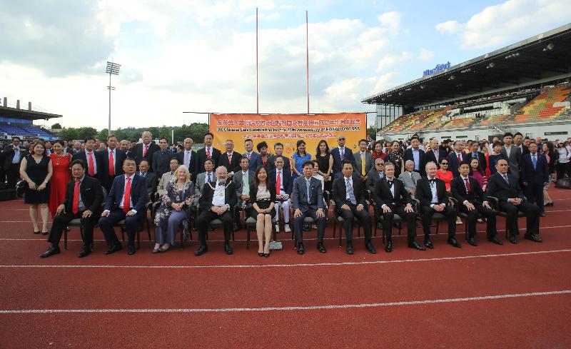 The Hong Kong 20th Anniversary Gala Dinner held in London on July 9 (London time). Those pictured include the Chairman of the Organising Committee, Mr C T Tang (front row, centre); the Director-General of the Hong Kong Economic and Trade Office, London, Ms Priscilla To (front row, fifth left); the Mayor of Barnet, Councillor Brian Salinger (front row, fourth left); the Counsellor and Consul General of the Chinese Embassy in the UK, Mr Fei Mingxing (front row, fifth right); and the Lord Mayor of Westminster, Councillor Ian Adams (front row, fourth right). 