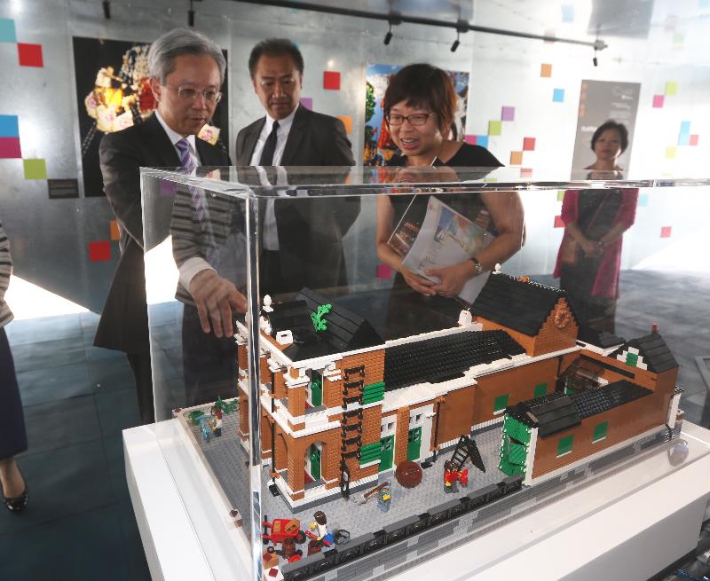 The Secretary for the Civil Service, Mr Joshua Law (left), today (July 12) visits the "Hong Kong ∞ Impression" exhibition at the City Gallery to learn more about the way city planning and infrastructure development promotes Hong Kong's sustainability.