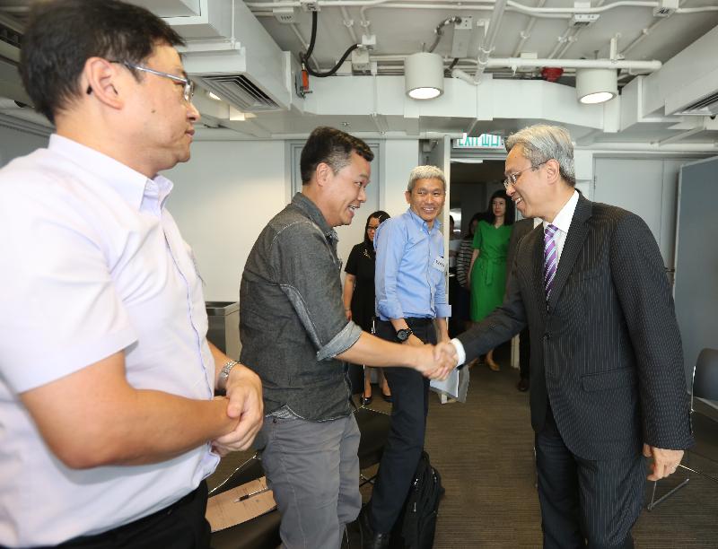 At a tea gathering with Planning Department staff representatives of various grades today (July 12), the Secretary for the Civil Service, Mr Joshua Law (right), encourages them to continue to provide high quality, efficient and professional services to build Hong Kong into a liveable, competitive and sustainable Asia's world city.