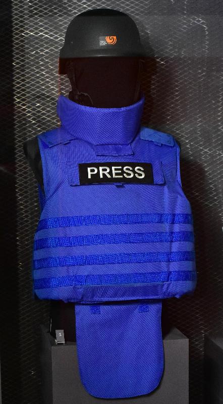 海防博物馆现正举行「出生入死－－战地记者」展览，展期至二○一八年一月三十一日。图为展览中展示记者在战区采访时使用的防弹衣和头盔。
