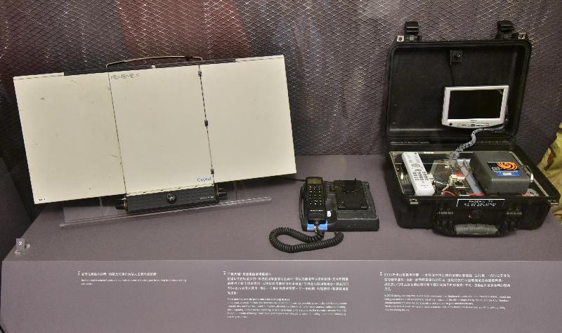 海防博物馆现正举行「出生入死－－战地记者」展览，展期至二○一八年一月三十一日。图为展览中展示记者在战区采访时使用的平板天线、卫星电话及视像器材。