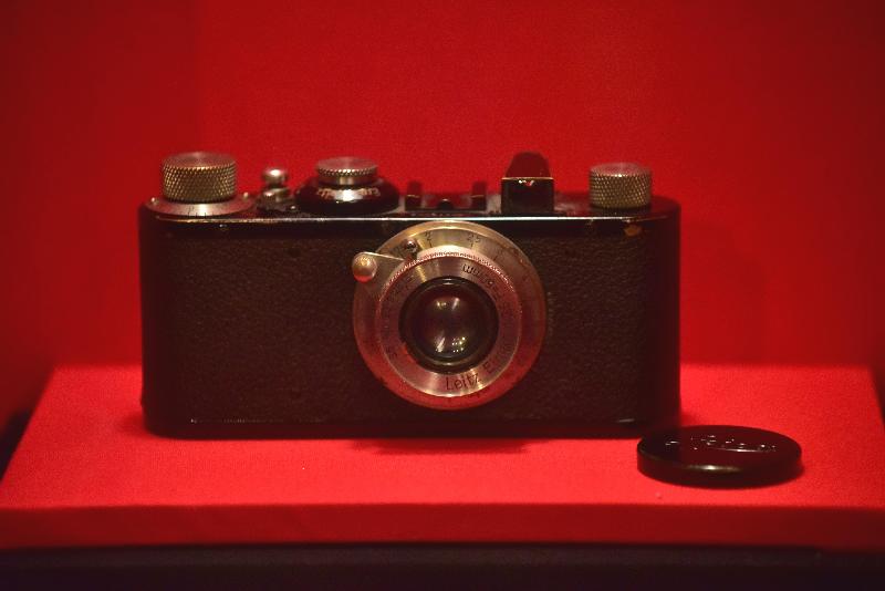海防博物馆现正举行「出生入死－－战地记者」展览，展期至二○一八年一月三十一日。图为展览中展示战地记者采访二次世界大战时使用的徕卡I相机。
