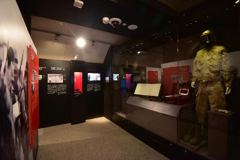 海防博物馆现正举行「出生入死－－战地记者」展览，展览展出约三十组中外战地记者的随身装备、珍贵报道、新闻图片和影像，展期至二○一八年一月三十一日。