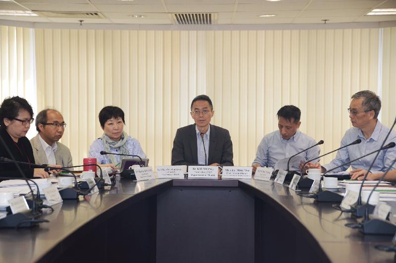 The Controller of the Centre for Health Protection of the Department of Health, Dr Wong Ka-hing (third right), today (July 13) chairs a meeting of the Interdepartmental Coordinating Committee on Mosquito-borne Diseases to urge departments to conduct mosquito control in rural areas and municipal venues.