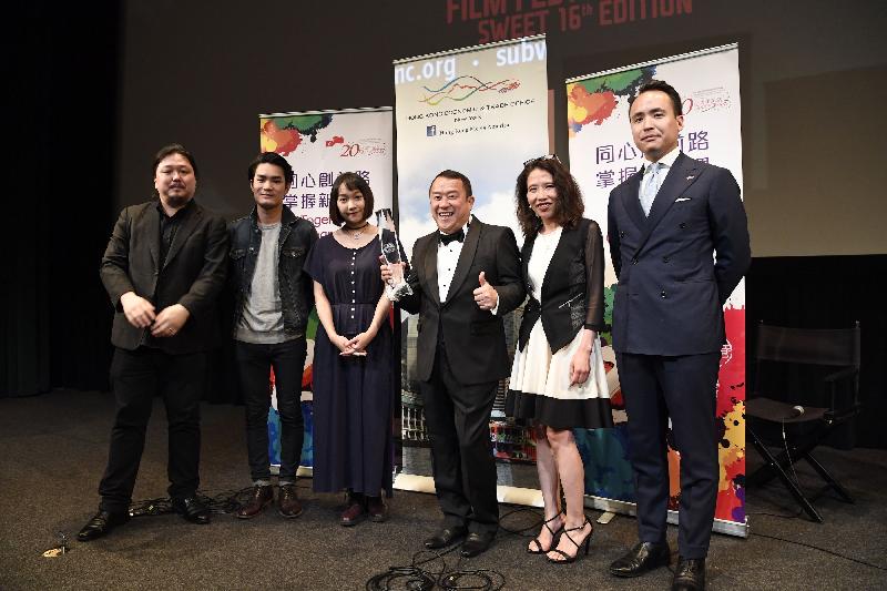 The Deputy Director of the Hong Kong Economic and Trade Office in New York (HKETONY), Mr Michael Kwan (first right); and the Head of Communications and Public Relations of HKETONY, Ms Claudia Yeung (second right); are pictured with actor Eric Tsang (third right); screenwriter Florence Chan (third left); director Wong Chun (second left); and Executive Director of New York Asian Film Festival (NYAFF), Mr Samuel Jamier at the Star Hong Kong Lifetime Achievement Award presentation ceremony on July 12 (New York time). 