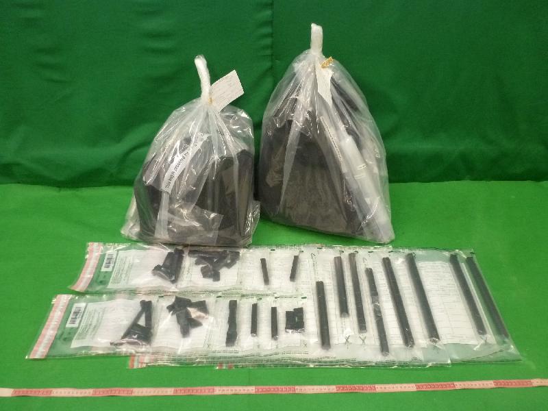 香港海关昨日（七月十二日）在香港国际机场检获约一点四公斤怀疑可卡因，估计市值约一百四十万元。图示收藏怀疑可卡因的行李金属支架。