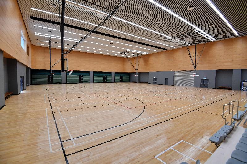With a total area of about 6 700 square metres, the Tsing Yi Southwest Leisure Building provides a wide range of leisure and sports facilities, including Tsing Yi Southwest Sports Centre on the first to third floors. Photo shows the multi-purpose arena that can be used as two basketball courts or two volleyball courts or eight badminton courts.