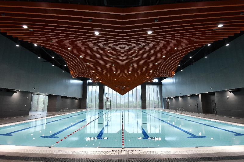 The new Tsing Yi Southwest Swimming Pool is the fourth swimming pool in Kwai Tsing District and provides the first indoor heated pool in the district.  The pool measures 25 metres by 15 metres and has six swimming lanes.