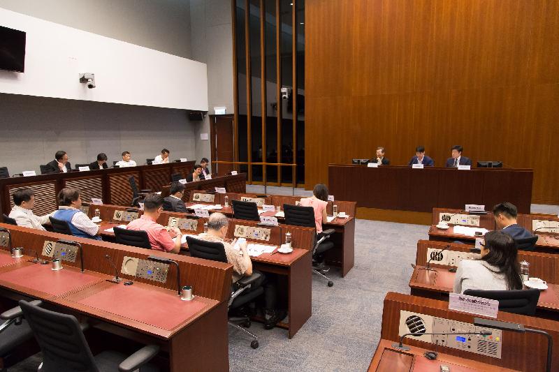 立法會議員與深水埗區議會議員今日（七月十四日）在立法會綜合大樓就通州街臨時街市的發展和規劃交換意見。