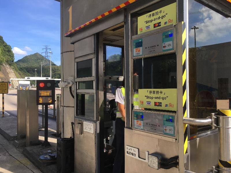 The Transport Department will first introduce the "stop-and-go" e-payment system at the manual toll booths of the Shing Mun Tunnels next Sunday (July 23) to offer four payment methods, namely Octopus, Visa payWave, Mastercard contactless and UnionPay QuickPass. 