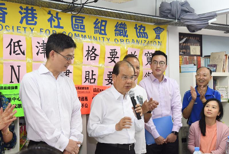 The Chief Secretary for Administration, Mr Matthew Cheung Kin-chung (second left), met with members of the Society for Community Organization and resident representatives in Sham Shui Po this afternoon (July 14) to discuss social welfare policies. Photo shows Mr Cheung speaking in the meeting.