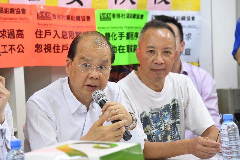 The Chief Secretary for Administration, Mr Matthew Cheung Kin-chung, met with members of the Society for Community Organization (SoCO) and resident representatives in Sham Shui Po this afternoon (July 14) to discuss social welfare policies. Photo shows Mr Cheung (left) responding to questions from local residents in the meeting. Seated next to Mr Cheung is the Director of SoCO, Mr Ho Hei-wah (right).