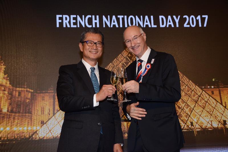 The Financial Secretary, Mr Paul Chan (left), and the Consul General of France in Hong Kong and Macau, Mr Eric Berti (right), propose a toast at the French National Day 2017 reception this evening (July 14).