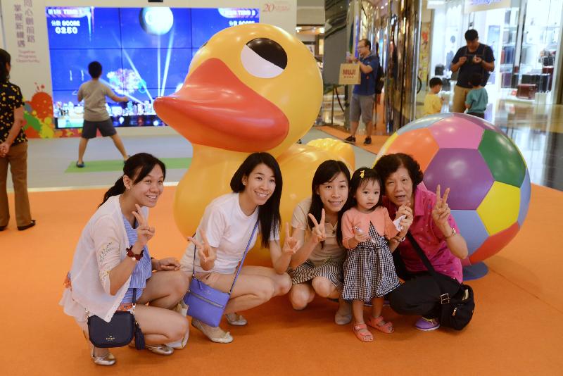 「香港特別行政區成立二十周年巡迴展覽」今日（七月十五日）起在太古城中心舉行。圖示參觀展覽的家庭與小黃鴨和足球立體模型拍照留念。 