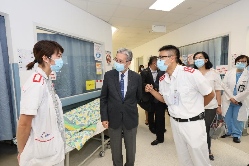 The Hospital Authority Chairman, Professor John Leong (second left), yesterday (July 14) visits the Medical Ward at Pok Oi Hospital.
