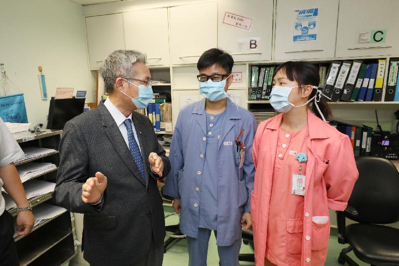 醫院管理局主席梁智仁教授（左）昨日（七月十四日）向屯門醫院前線員工了解急症室的服務運作情況。

