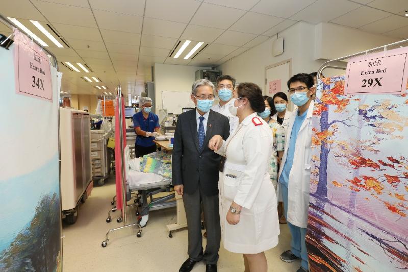 医院管理局主席梁智仁教授（左）昨日（七月十四日）巡视威尔斯亲王医院内科病房。

