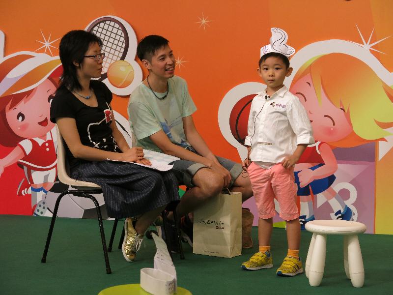 由香港公共图书馆举办的「2017年阅读缤纷月」，由现时起至八月二十日提供一系列有趣的阅读活动。图示早前举行的亲子演绎比赛。