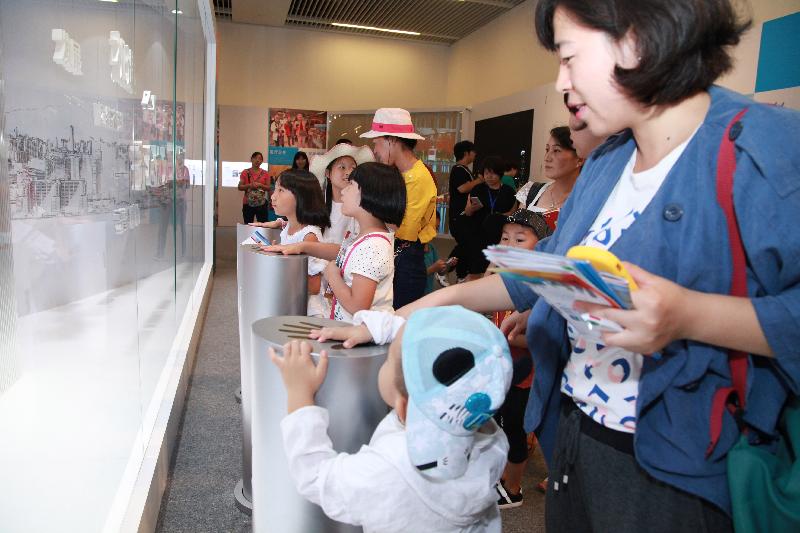 由香港特别行政区政府在北京中国国家博物馆举办的「香港回归祖国二十周年——同心创前路 掌握新机遇」成就展于今日（七月十六日）圆满结束。展厅入口处的「同心圆」互动装置，紧扣展览的「同心」主题，倍受参观者欢迎。