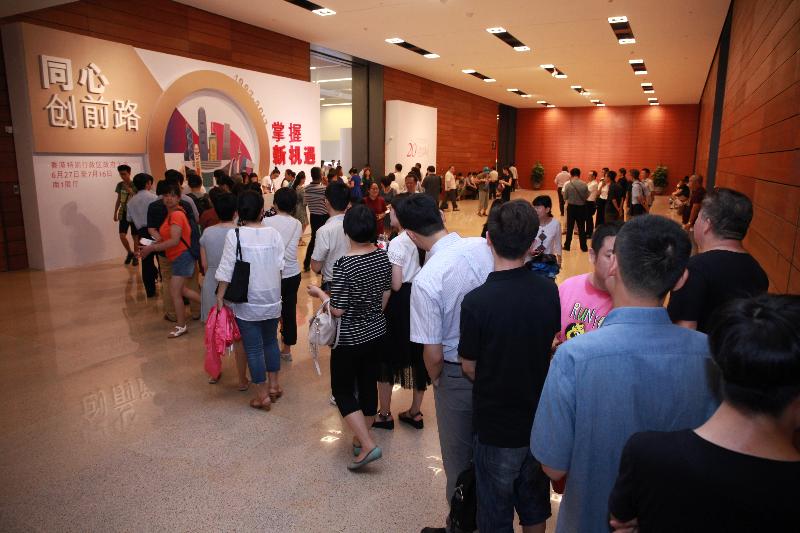 由香港特別行政區政府在北京中國國家博物館舉辦的「香港回歸祖國二十周年——同心創前路 掌握新機遇」成就展於今日（七月十六日）圓滿結束。為期三周的成就展吸引各界人士的廣泛關注，觀展人群絡繹不絕。