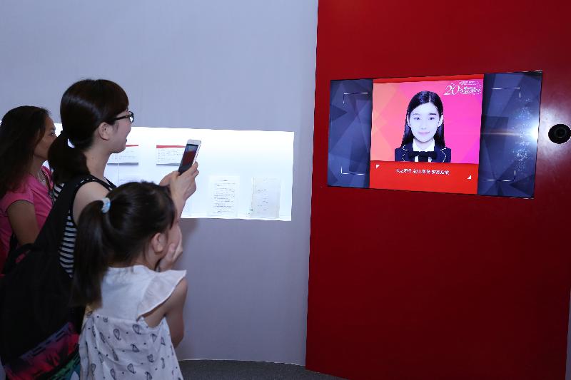 由香港特别行政区政府在北京中国国家博物馆举办的「香港回归祖国二十周年——同心创前路 掌握新机遇」成就展于今日（七月十六日）圆满结束。展区内的「回到20年前的自己」互动游戏特别受观众欢迎。