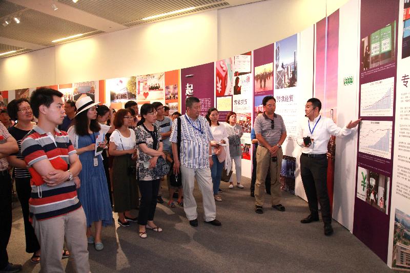 The "Together · Progress · Opportunity - Exhibition in Celebration of the 20th Anniversary of the Return of Hong Kong to the Motherland" organised by the Hong Kong Special Administration Region Government at the National Museum of China in Beijing was successfully concluded today (July 16).
Photo shows visitors listening carefully to the briefing by working staff.