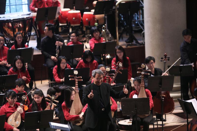 青年音樂訓練基金創會主席蕭炯柱（中）七月十三日（倫敦時間）在香港青年音樂訓練基金青年中西樂樂團於倫敦史密斯廣場聖約翰教堂的音樂會擔任指揮。