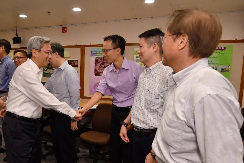 公務員事務局局長羅智光（左一）今日（七月十八日）與環境保護署各職系員工代表茶敍，就他們關注的事宜交換意見。
